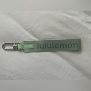 Never Lost keychain in Mint Moment/ Pitch Blue